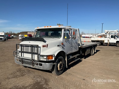 1999 International 4700 4x2 Crew Cab Camion à ridelles