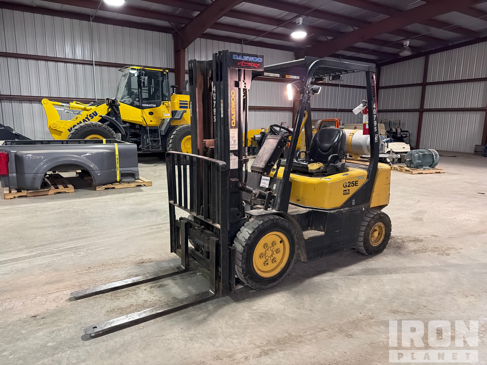 Daewoo G25E 4500 lb Pneumatic Tire Forklift