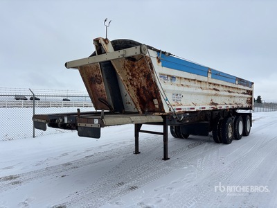 2006 Centreline 30 ft Tri/A End Dump Trailer