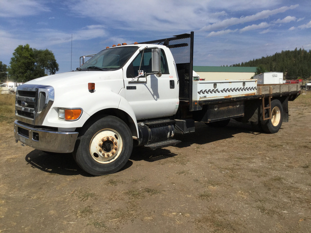 2006 Ford F-750 XLT Super Duty Flatbed Truck