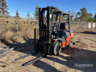 2016 Toyota 7FGU30 5620 lb Pneumatic Tire Forklift
