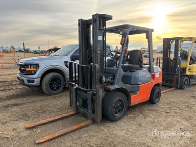 Toyota 8FGU30 5620 lb Pneumatic Tire Forklift