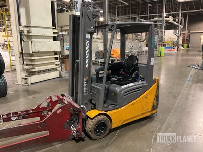 2019 Jungheinrich EFG218 2412 lb Carrelli Elevatori Elettrici