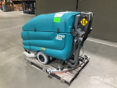 Tennant 5700 Floor Scrubber