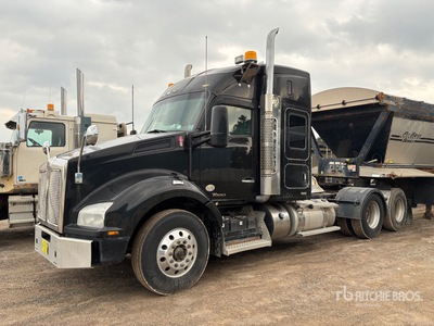 2015 Kenworth T880 6x4 Ciągnik siodłowy T/A z kabiną sypialną