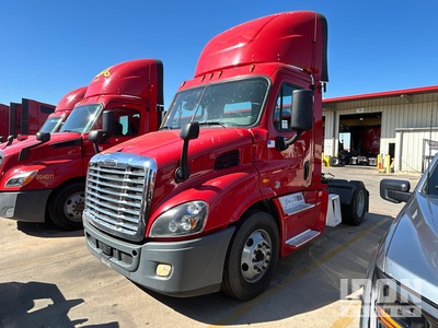 2018 Freightliner Cascadia 113 4x2 Day Cab Truck Tractor