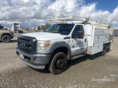 2013 Ford F-450 4x2 Flatbed Truck