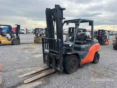 2014 Toyota 8FG35U 7300 lb Pneumatic Tire Gabelstapler