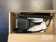 Quantity of (9) Motorola Radio Hand Pieces Divers - Équipement d'usines industrielles