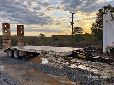 2007 Macol 8.1 m T/A Equipment Trailer