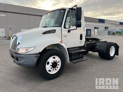 2004 International 4400 4x2 S/A Day Cab Truck Tractor
