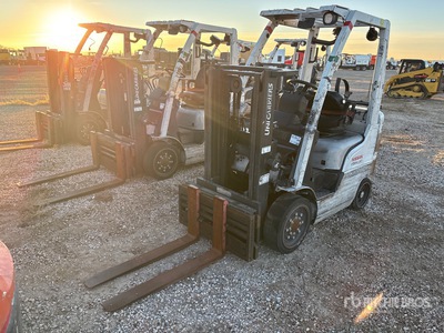 2013 Nissan CF40LP 4000 lb Cushion Tire Chariot Élévateur