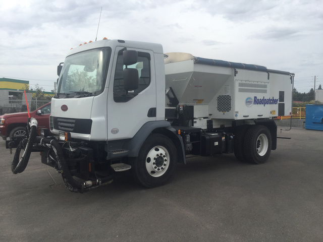 Schwarze Roadpatcher on 2015 Peterbilt 220 S/A Truck