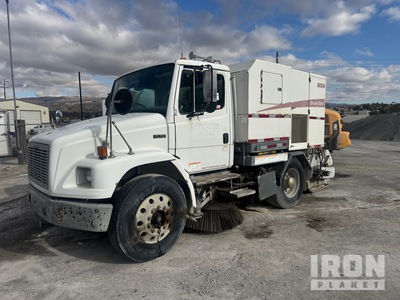 Elgin Broom Bear on 2005 Freightliner FL70 Camion barredora