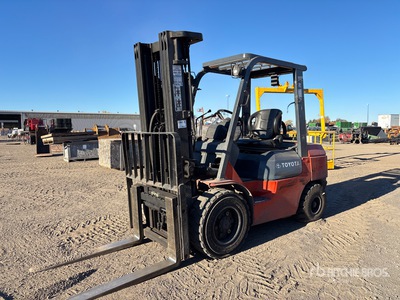 2005 Toyota 7FGU32 6020 lb Pneumatic Tire Forklift