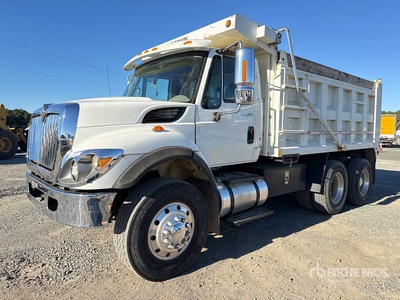 2013 International 7400 WorkStar 6x4 を見 Dump Truck