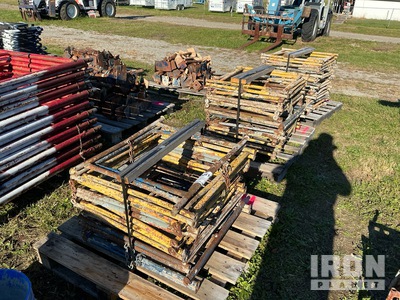 Quantity of (3) Pallets of 30 Mortar Stands Divers - Équipement à béton