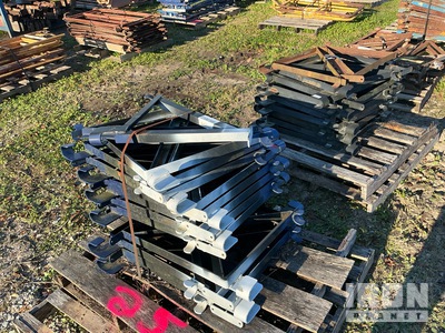 Quantity of (2) Pallets of Outriggers for Échafaudage
