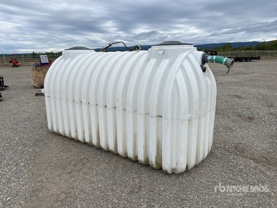 1700 gal Poly Water Tanque