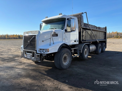 2009 Volvo VHD Camion à benne basculante Tri/E