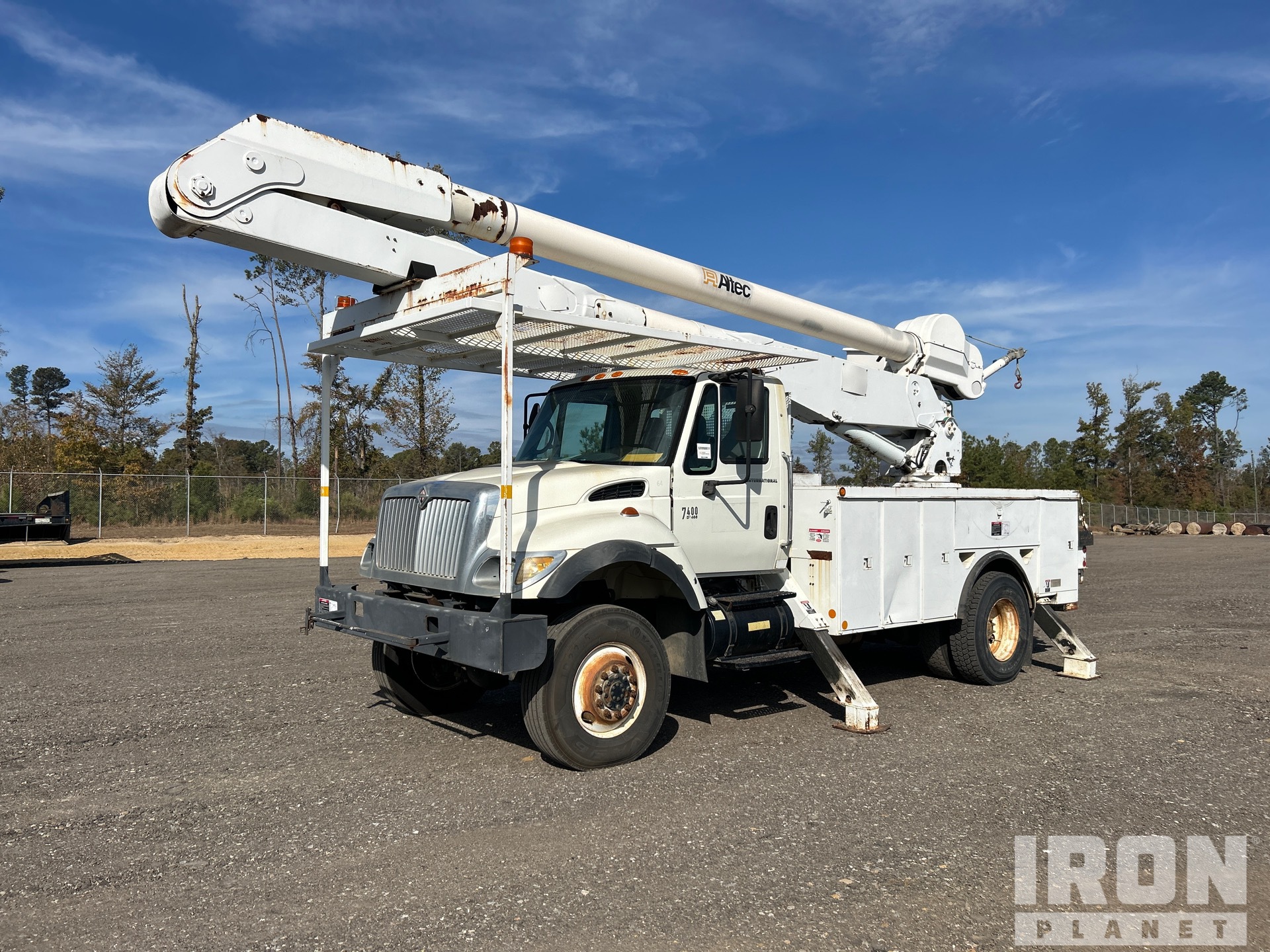 2004 Altec AA755L 55 ft on 2004 International 7400 Altec 4x4 Bucket Truck