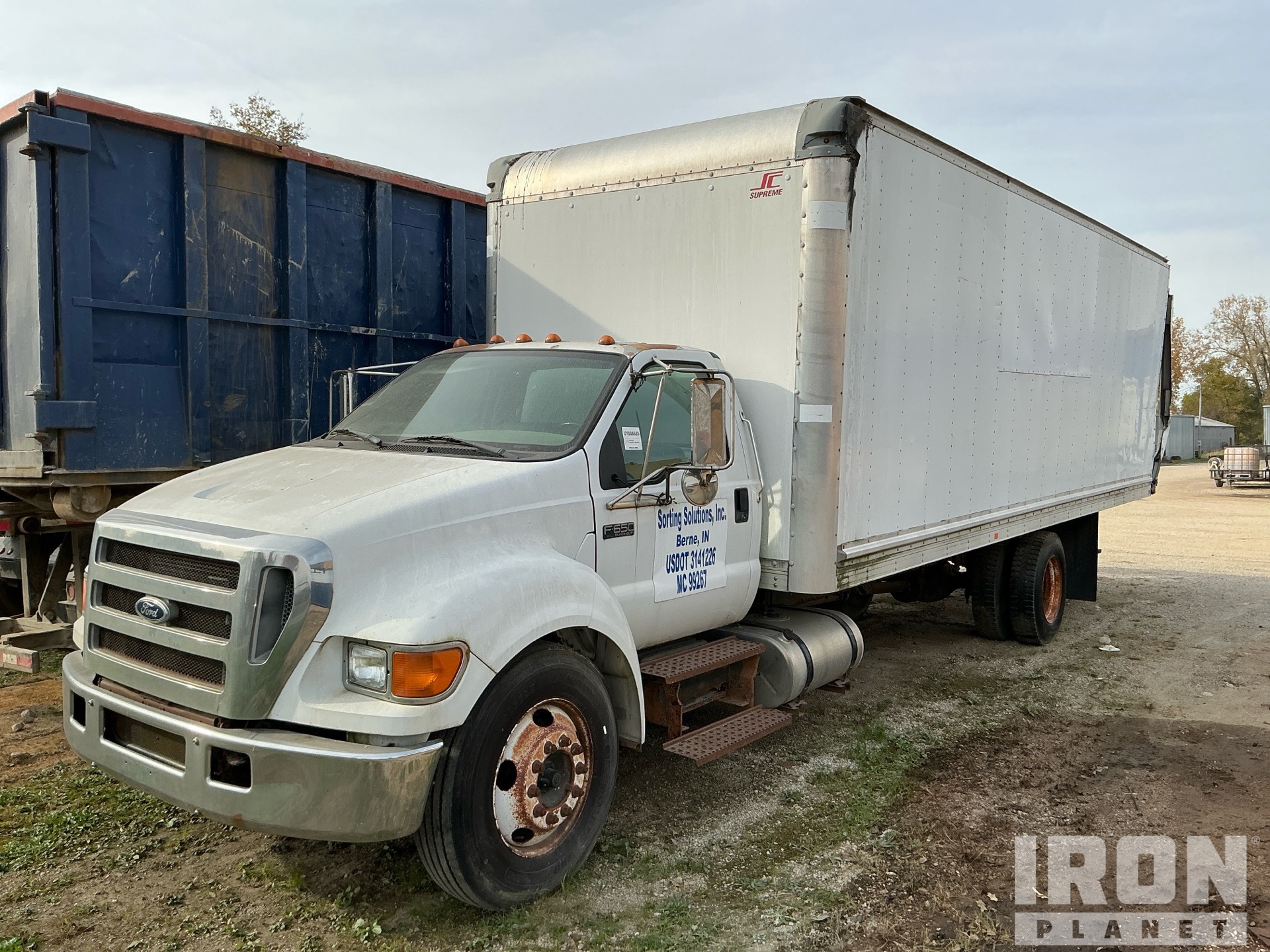 Ford F-650 XL 4x2 Van Truck