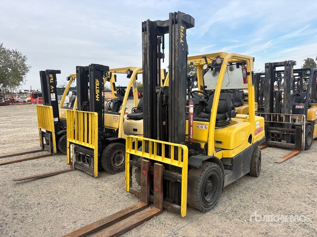 Hyster H70FT 6700 lb Pneumatic Tire Forklift