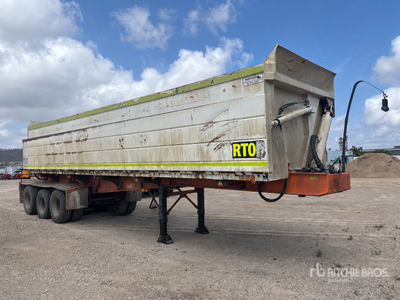 2018 John Shephard 9.5 m Tri/A Side Dump Trailer