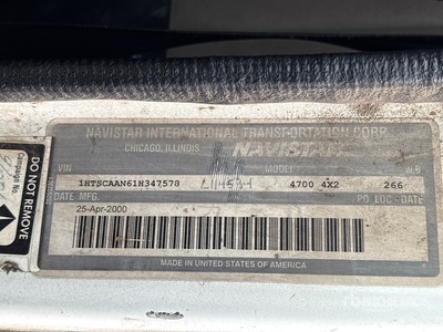 2001 International 4700 4x2 Autocarro furgonato