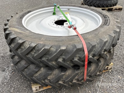 Quantity of (2) Michelin 380/90 R54 Ruedas