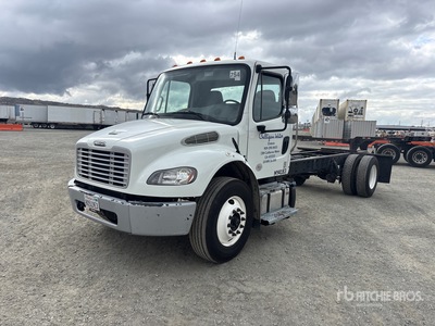 2022 Freightliner M2 106 を見 Cab and Chassis