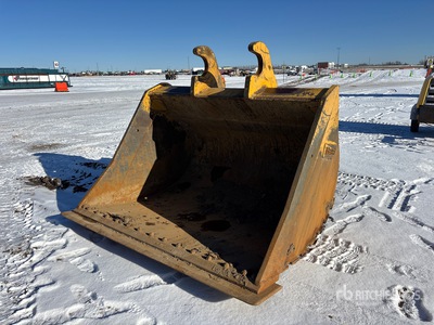 Brandt 84 in Q/C Cleanup Excavator Bucket - Fits John Deere 470P