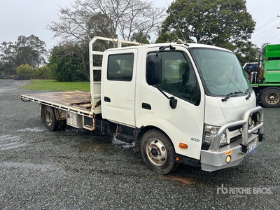 2017 Hino 300 Series 4x2 Dual Cab Ciężarówka z płaską platformą
