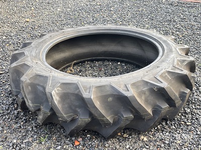 Quantity of (2) Bridgestone 8.3-22 Équipements pour pneus