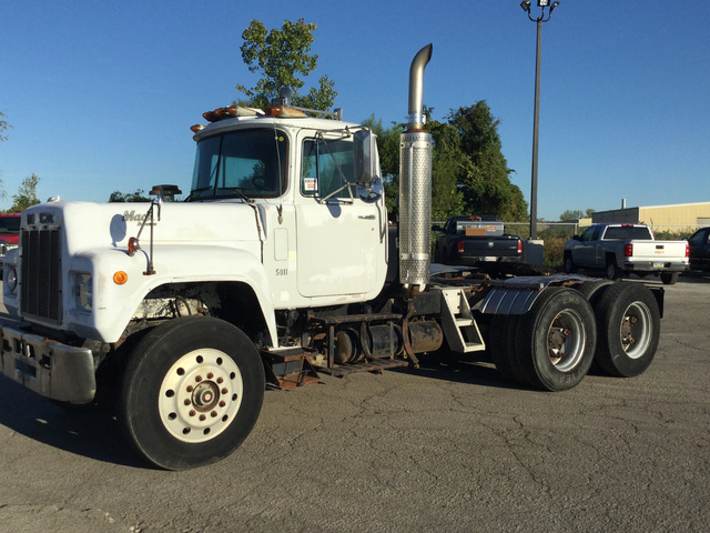 1989 Mack R688ST T/A Day Cab Truck Tractor 1989 Mack R688ST T/A Day Cab Truck Tractor
