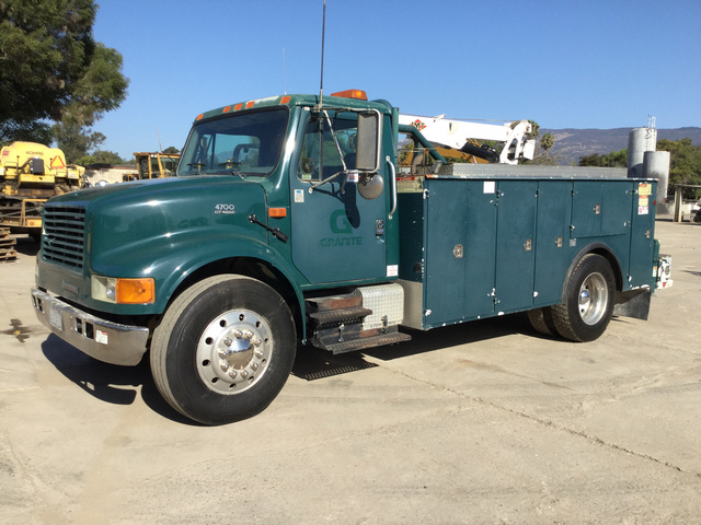 2001 International 4700 S/A Service Truck w/ Crane