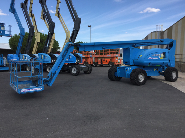 2000 JLG 800AJ 4WD Diesel Articulating Boom Lift 2000 JLG 800AJ 4WD Diesel Articulating Boom Lift