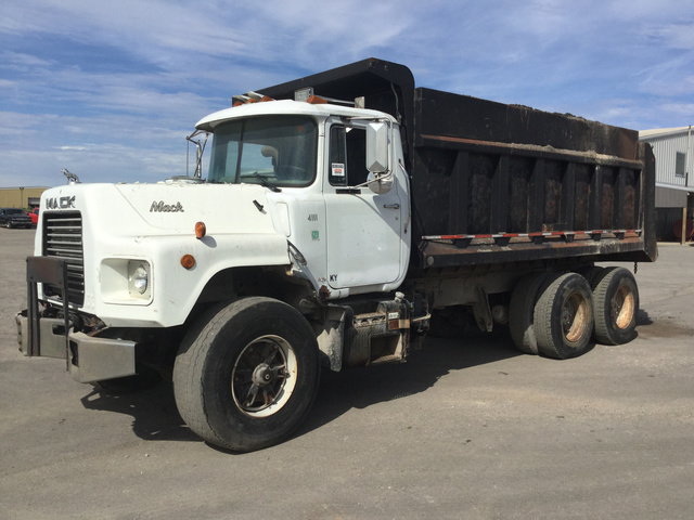 1994 Mack DM690S T/A Dump Truck 1994 Mack DM690S T/A Dump Truck