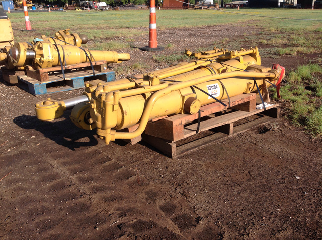 Lot of (3) Blade Lift Cylinders - Fits Cat D9H Lot of (3) Blade Lift Cylinders - Fits Cat D9H