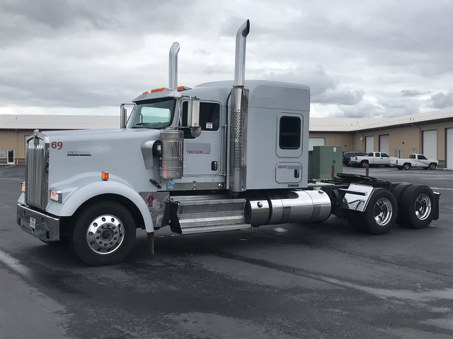 2013 Kenworth W900 T/A Sleeper Truck Tractor 2013 Kenworth W900 T/A Sleeper Truck Tractor