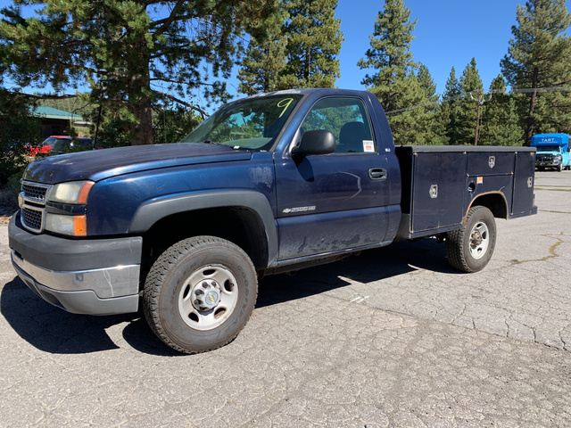 2005 Chevrolet Silverado 2500HD 4x4 Utility Truck