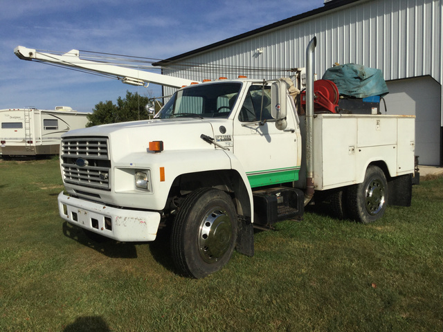 1990 Ford F700 S/A Service Truck w/ Crane