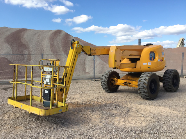 2006 Haulotte HA16PXNT 4WD Diesel Articulating Boom Lift 2006 Haulotte HA16PXNT 4WD Diesel Articulating Boom Lift