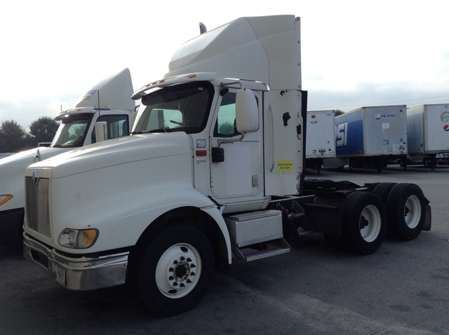 2005 International 9200i T/A Day Cab Truck Tractor 2005 International 9200i T/A Day Cab Truck Tractor