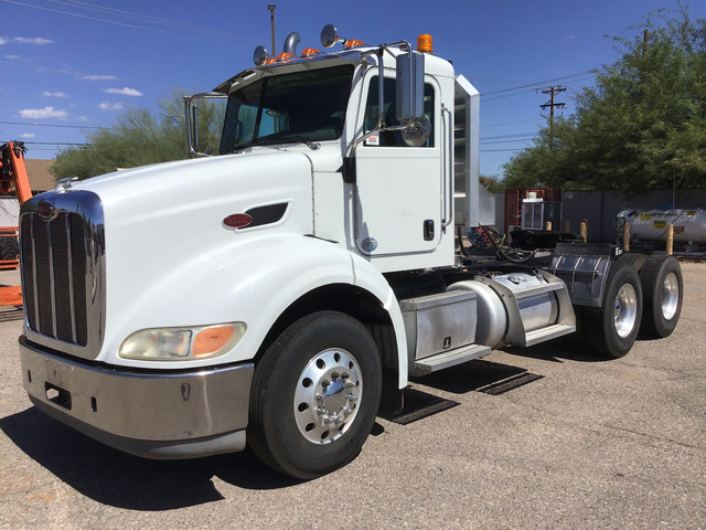 2014 Peterbilt 384 T/A Day Cab Truck Tractor 2014 Peterbilt 384 T/A Day Cab Truck Tractor