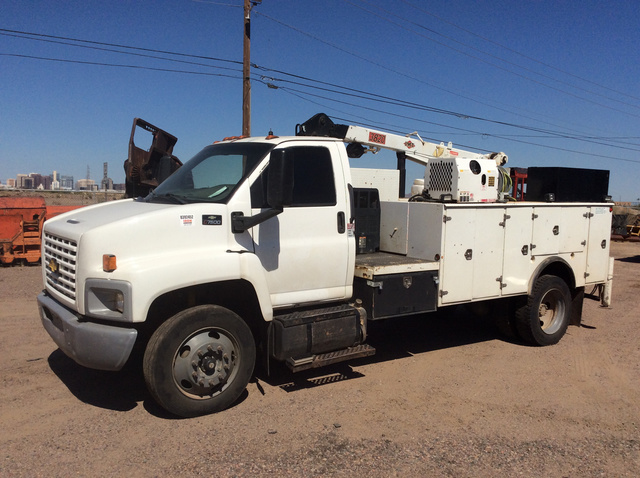 2004 Chevrolet C7500 S/A Service Truck w/ Crane