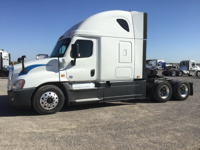 2015 Freightliner Cascadia 125 T/A Sleeper Truck Tractor 2015 Freightliner Cascadia 125 T/A Sleeper Truck Tractor