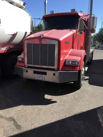 2005 Kenworth T800 T/A Sleeper Truck Tractor 2005 Kenworth T800 T/A Sleeper Truck Tractor