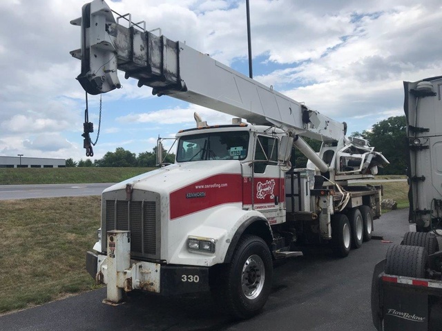 Altec AC38-127S Straight Boom on 2007 Kenworth T800 Tri/A Truck