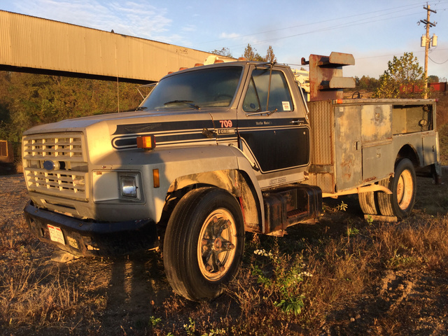 1985 Ford F-700 S/A Service Truck